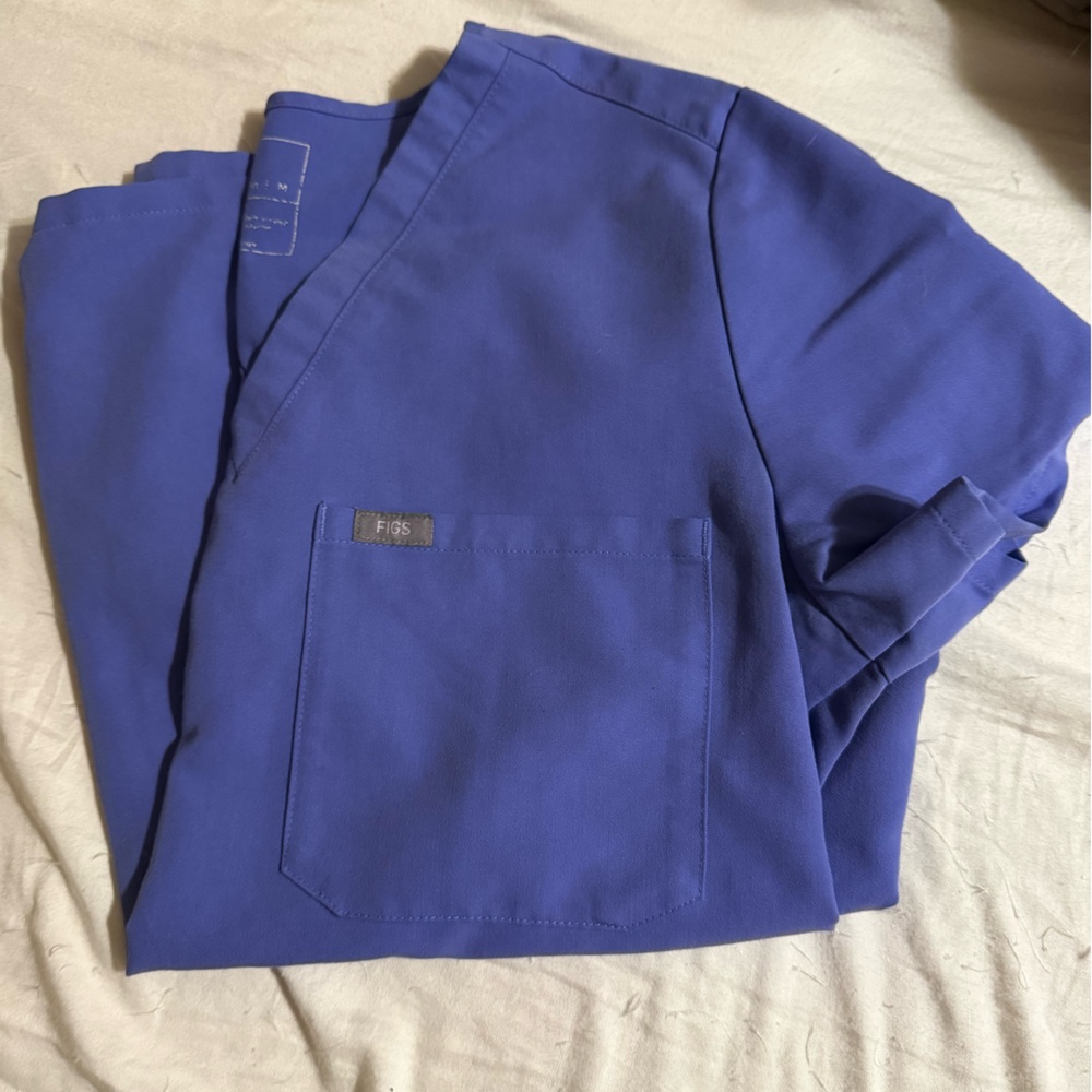 Figs medium scrub top